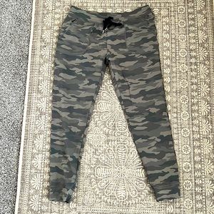 Zyia camo joggers